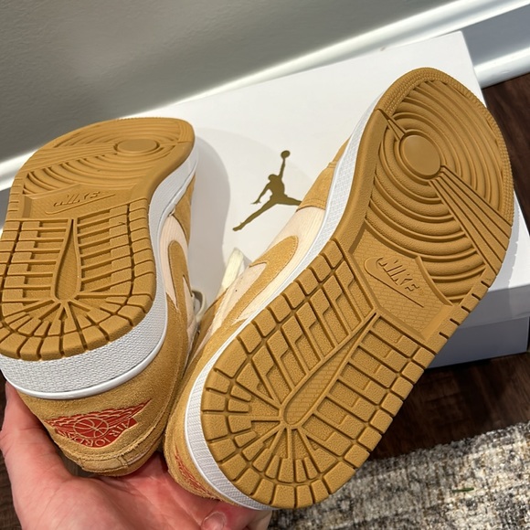 Air Jordan 1 Low SE - Picture 3 of 4